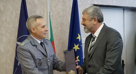 Началникът на Военното окръжие в Русе полковник Васил Петров&nbsp;  бе удостоен с плакет от областния управител Драгомир Драганов&nbsp;