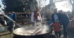 Бабовска гозба в Юнашки тиган - атракция на празника на греяната ракия и зелевата чорба