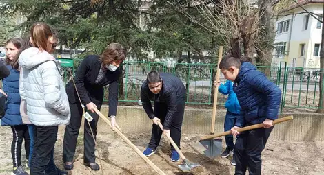 След засаждането на фиданки Лайънс клуб готви нови пейки-книги в Русе