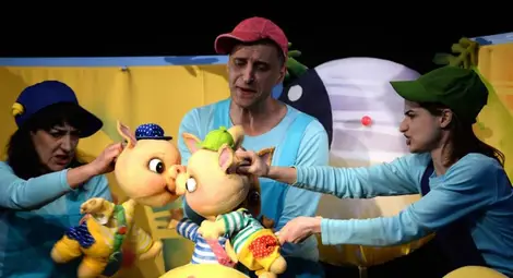 Сцена от спектакъла &bdquo;Трите прасенца&ldquo;.