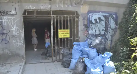 Тъмнина дебне русенци в един от  най-използваните подлези на &bdquo;България&ldquo;