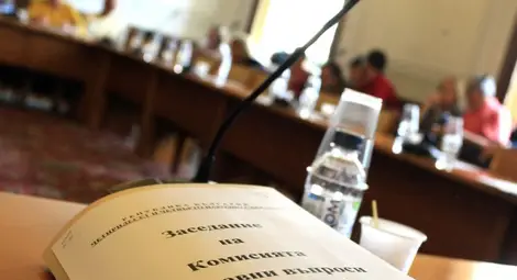 Правната комисия подкрепи ограничаването на машинното гласуване