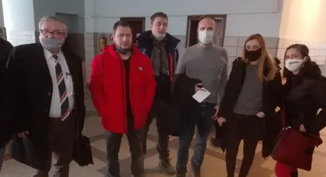 Обвинените в нанасяне на щети на офиса на ВМРО са протестирали със средства на политическата сатира, каза адвокат Анатоли Казаков. Снимка: Авторът Обвинените в нанасяне на щети на офиса на ВМРО са протестирали със средства на политическата сатира, каза адвокат Анатоли Казаков. Снимка: Авторът