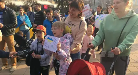 Втора голяма демонстрация на майки с колички в Русе - този път срещу войната в Украйна Втора голяма демонстрация на майки с колички в Русе - този път срещу войната в Украйна