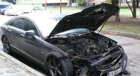 Съседи гасят с кофи вода пламнал пред блока мерцедес