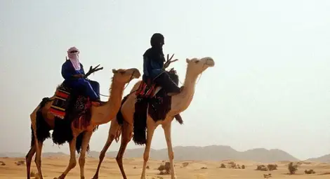 Жените на туарегите и техните мъже с покрити лица