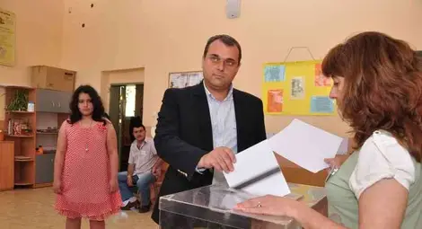 Искрен Веселинов заложи на разума и българската чест