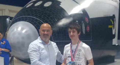 14-годишният Владимир Николов с медал от лагер на НАСА 14-годишният Владимир Николов с медал от лагер на НАСА