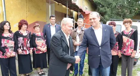 Искрен Веселинов зарадва пенсионерите в &bdquo;Гагаля&ldquo; с нови маси и столове