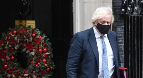 Джонсън се извини за видео от парламента, опозицията му иска оставката