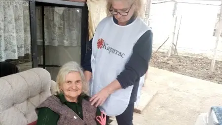 Каритас подкрепи с храни възрастни тежко болни хора