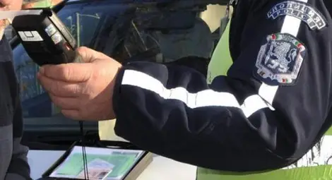 Мъж без книжка с 1,98 промила се обърна по таван на завой