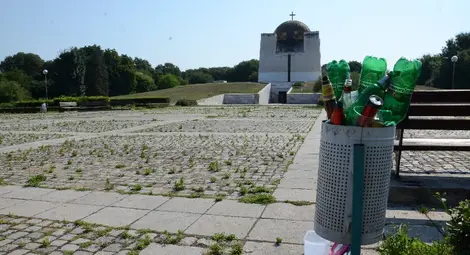 Кошчетата пред Пантеона преливат от боклуци