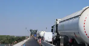 Празнуващи Голяма Богородица румънци вдигат рязко трафика на Дунав мост