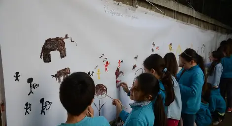 Децата рисуваха на грамадни хартиени пана в двора на училището.  Снимка: Красимир СТОЯНОВ