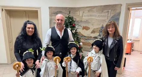Малките коледарчета в &bdquo;Пристанищен комплекс Русе&ldquo;: От Бога много здраве, от нас - малко веселбица!