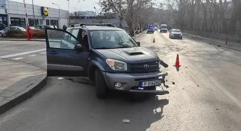 Млада майка се бори за живота си след удар от джип на тротоара