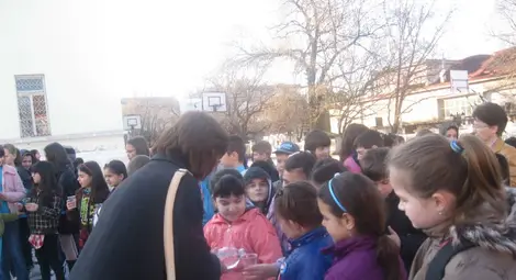 С чаша чиста вода започнаха деня в училище &bdquo;Отец Паисий&ldquo;