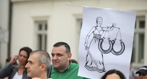 Прокуратурата отклони вниманието от КТБ със суджука, обяви Христо Иванов на протест пред НС