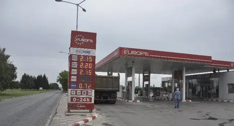 Румънски тираджия тръгнал да гази шеф на бензиностанция