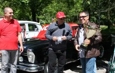 Стари, но лъскави коли събраха погледите на стотици зрители