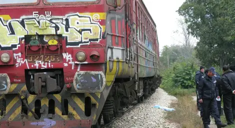 Животът на 15-годишно момиче виси на косъм след сблъсък с влак