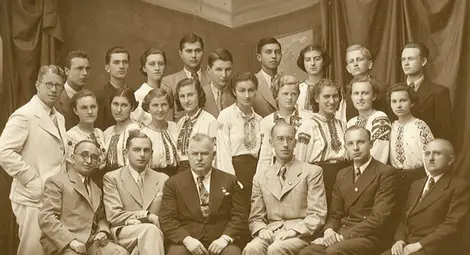 Д-р Карл Виргенц (седнал, трети отляво надясно) заедно с абитуриенти и колеги учители 1938 г.