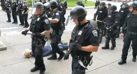 Полицаи подадоха колективна оставка след брутално насилие над възрастен човек