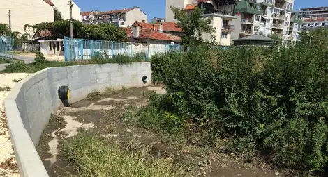 Продължава укрепването на подпорната стена на спортен комплекс &bdquo;Ялта&ldquo;