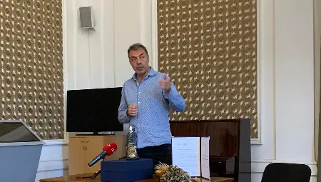 Директорът на русенския музей проф. Николай Ненов представя спечелената награ "Жива"