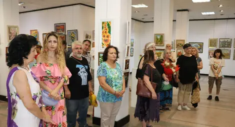 Изложба събира различните лица на лятото в галерията на „Борисова“ 6 в Русе Изложба събира различните лица на лятото в галерията на „Борисова“ 6 в Русе