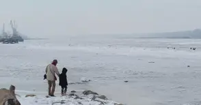 Ледени блокове колкото стадиони сковаха напълно Дунав