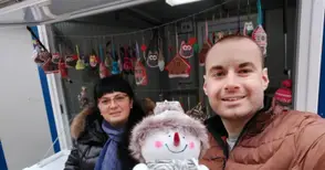 Коледни украшения събират средства  за изложба на малка художничка