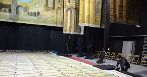 Превърнаха сцената в Доходното в грамадна ледена пързалка