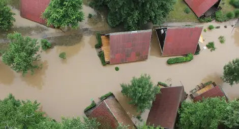 Вижте драматични кадри от днешните евакуации (ВЪЗДУШНИ СНИМКИ)