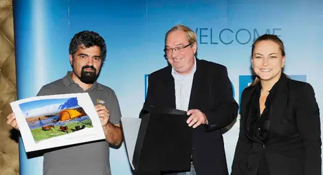 Най-добрите фотографии от конкурса &bdquo;Светът в един флаг&ldquo; са представени в изложба на Моста на влюбените