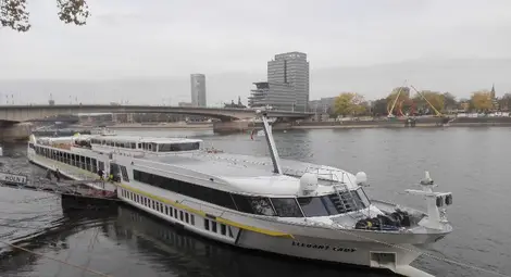 Пасажерът „Елегант Лейди“ очаква на котва в Кьолн българските туристи за круиз по река Рейн. Пасажерът „Елегант Лейди“ очаква на котва в Кьолн българските туристи за круиз по река Рейн.