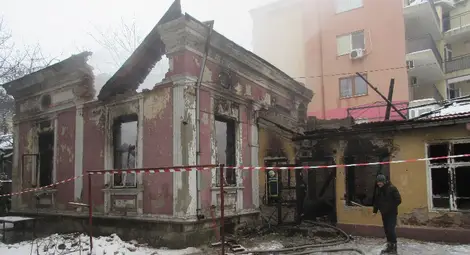 Бездомници запалиха запустяла държавна къща до синагогата