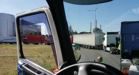 Превозвачи: Опашките на Дунав мост са своеобразна хуманитарна криза Превозвачи: Опашките на Дунав мост са своеобразна хуманитарна криза