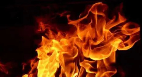 Покрив изгоря заради искра от неизмазан комин