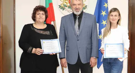 Росица Георгиева удостоена с грамота от областния управител на Русе Драгомир Драганов за изпълнението на здравната програма „Бързи герои 112“ Росица Георгиева удостоена с грамота от областния управител на Русе Драгомир Драганов за изпълнението на здравната програма „Бързи герои 112“