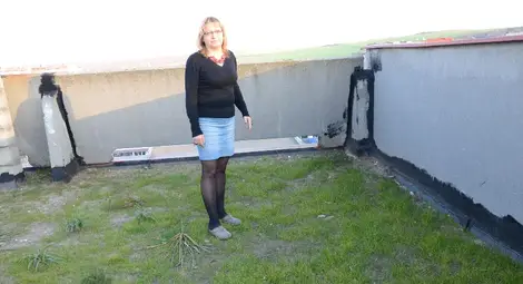 Покривът на панелка се превърна в зелена градина