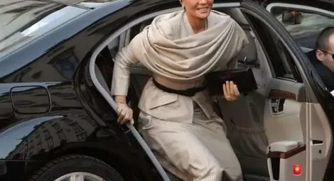 Без фередже и хиджаб: Първата дама на Катар строши традициите