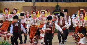 Малки и големи танцьори мериха сили в такт 7/8 на коледното надиграване