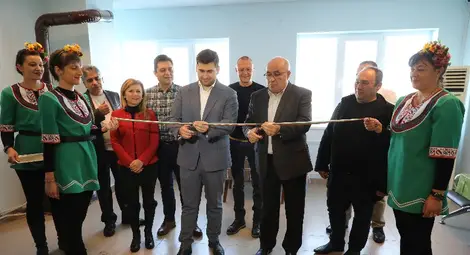 Евродепутатът Андрей Новаков и кметът на Сливо поле Валентин Атанасов прерязаха лентата.                       Снимка: ГЕРБ