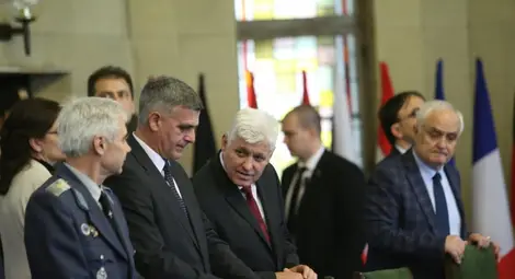 Президентът се самоизолира, главният му секретар е с COVID-19 Президентът се самоизолира, главният му секретар е с COVID-19