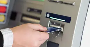 Банките вземат от 20 стотинки до лев за проверката на парите в картата