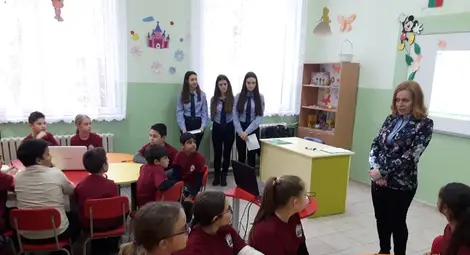 Ученици от Математическата  преподават толерантност