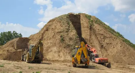 Японци снимат край Свещари филм за Омуртаговата могила и траките /галерия/ Японци снимат край Свещари филм за Омуртаговата могила и траките /галерия/
