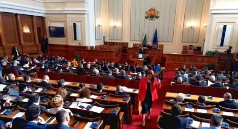 Депутатите си купуват 300 персонални компютъра за 598 000 лева без ДДС